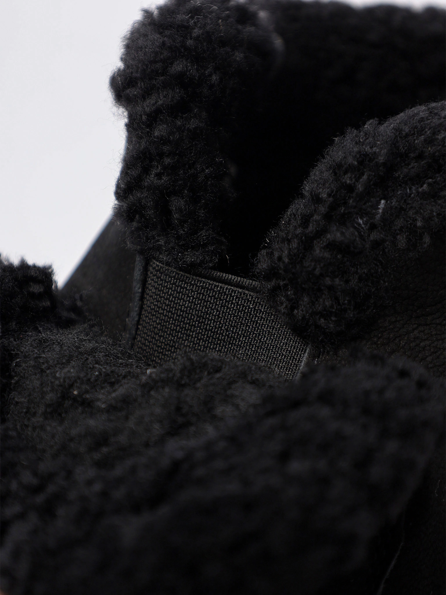 Ботинки черного цвета на рельефной подошве